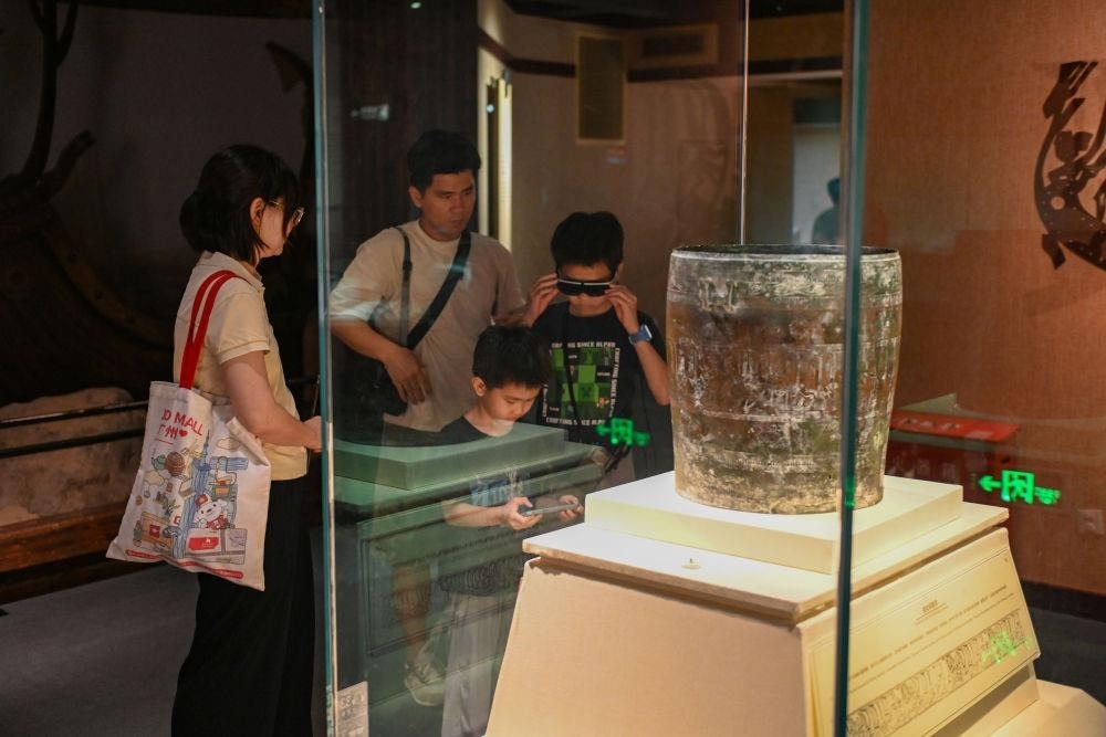 △2025年5月18日，游客在廣東廣州南越王博物院（王墓展區(qū)）體驗AR眼鏡智慧導覽服務。