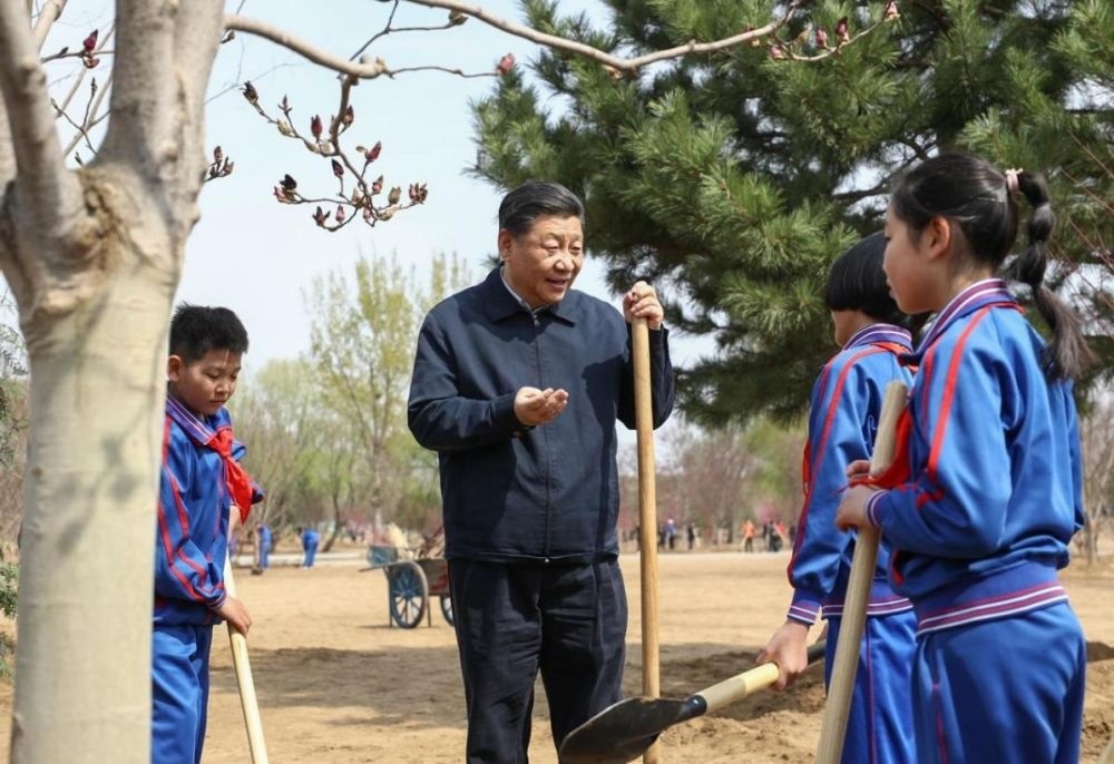 2019年4月8日，習近平總書記參加首都義務植樹活動。這是習近平總書記同少先隊員在一起。新華社記者 鞠鵬 攝