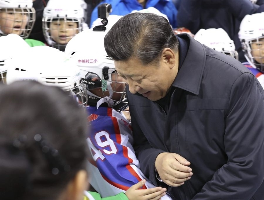 2017年2月24日，習近平總書記在北京五棵松體育中心考察時同青少年冰球愛好者“撞肩”，表示相互問候。新華社記者 丁林 攝