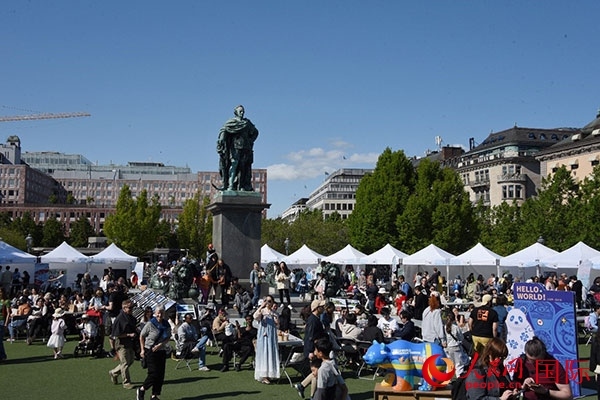 “你好！中國”端午游園會(huì)在斯德哥爾摩國王花園廣場舉辦。人民網(wǎng)記者 殷淼攝
