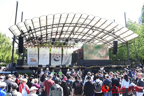 中瑞民眾歡聚國王花園廣場共慶端午佳節(jié)。人民網(wǎng)記者 殷淼攝