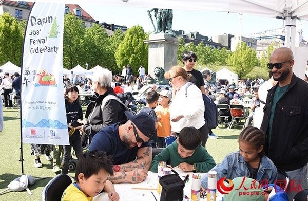 體驗(yàn)熊貓彩繪活動(dòng)。人民網(wǎng)記者 殷淼攝