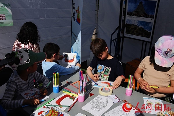 端午文化體驗(yàn)—龍舟圖片填色。人民網(wǎng)記者 殷淼攝