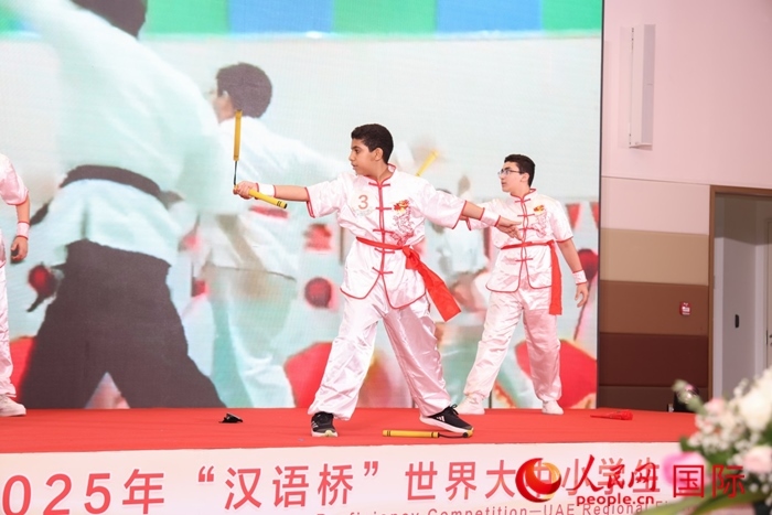 雙節(jié)棍表演。人民網(wǎng)記者任皓宇攝