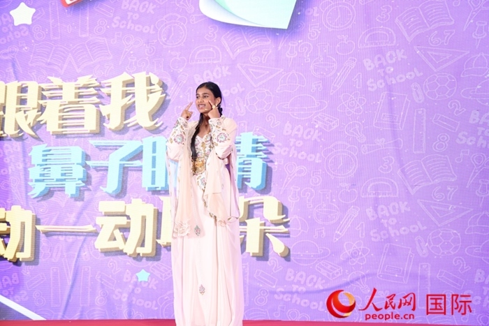 演唱中文歌曲。人民網(wǎng)記者任皓宇攝