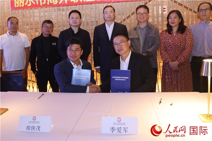 浙江省青田華僑實驗高級中學(xué)與巴西里約中國國際學(xué)校在座談會上締結(jié)為友好學(xué)校，青田縣人民政府僑務(wù)辦公室主任季愛軍和擔任巴西里約中國國際學(xué)校董事長的鄭俠茂作為代表簽署協(xié)議。 人民網(wǎng)記者 時元皓攝