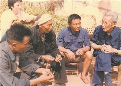 侯光炯（右一）和農(nóng)民在一起親切交流。 西南大學(xué)檔案館供圖