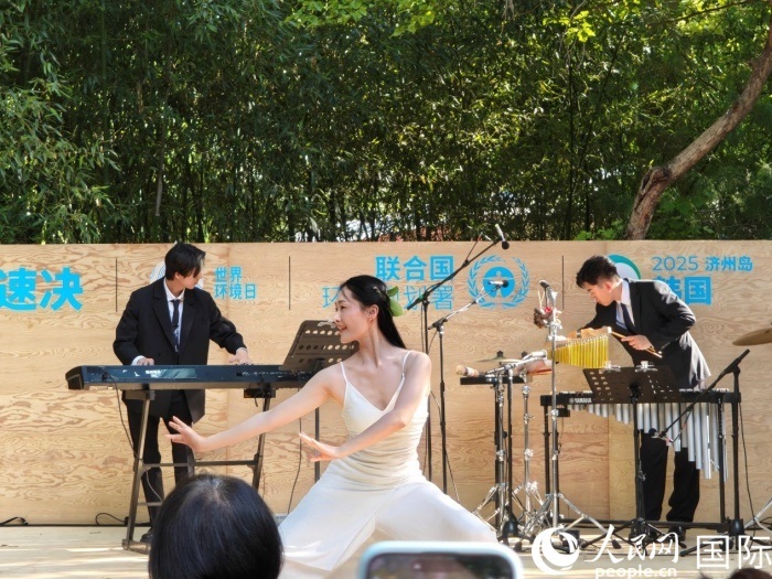 《舞，自然》舞蹈表演。人民網(wǎng)記者 李明攝