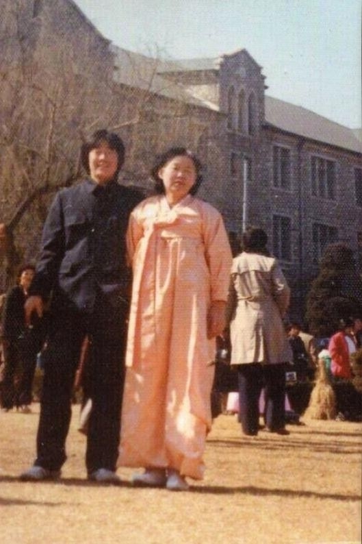 1982年，李在明身著校服，與母親一起參加大學(xué)開學(xué)典禮。圖片來源：李在明競選團(tuán)隊(duì)