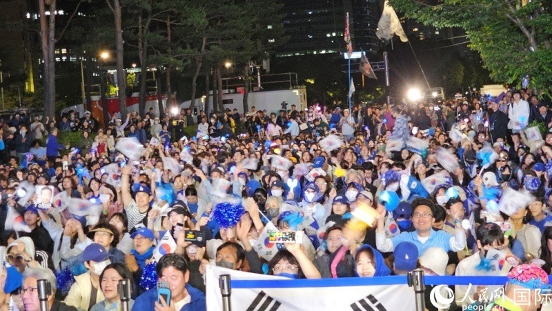 當地時間4日凌晨，李在明支持者們聚集在國會前等待計票結果。人民網 柳美鉉攝