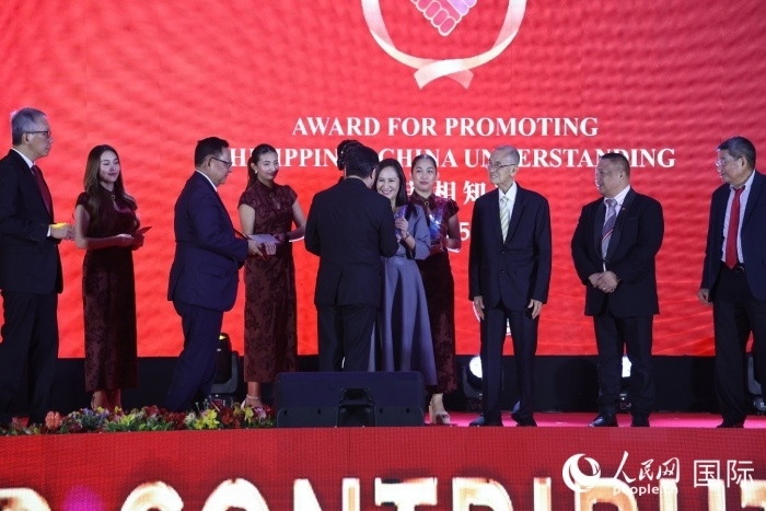 黃溪連大使給榮獲“重要貢獻(xiàn)獎(jiǎng)”的奎松市市長(zhǎng)喬伊·貝蒙蒂等人頒獎(jiǎng)。人民網(wǎng)記者 樊帆攝