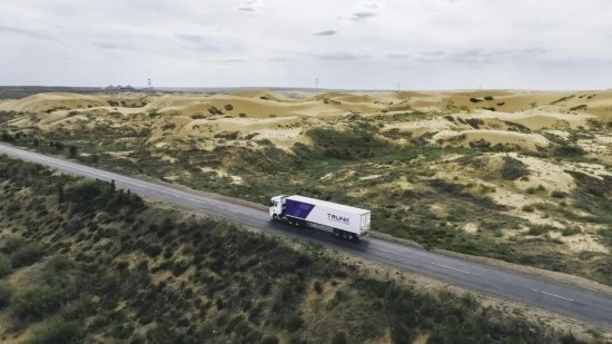 主線科技智能卡車行駛在路上。