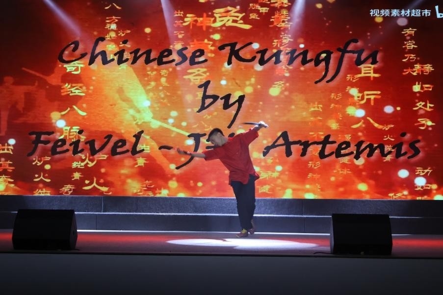 恩星學(xué)校中學(xué)部學(xué)生表演武術(shù)。哈山努丁大學(xué)孔子學(xué)院供圖