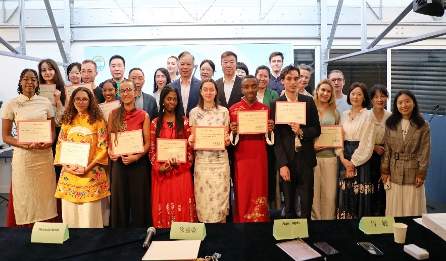 圖1：中國(guó)駐法使館公使陳力、教育公參周家貴與比賽師生、評(píng)委合影（圖片：巴黎西岱大學(xué)孔子學(xué)院）